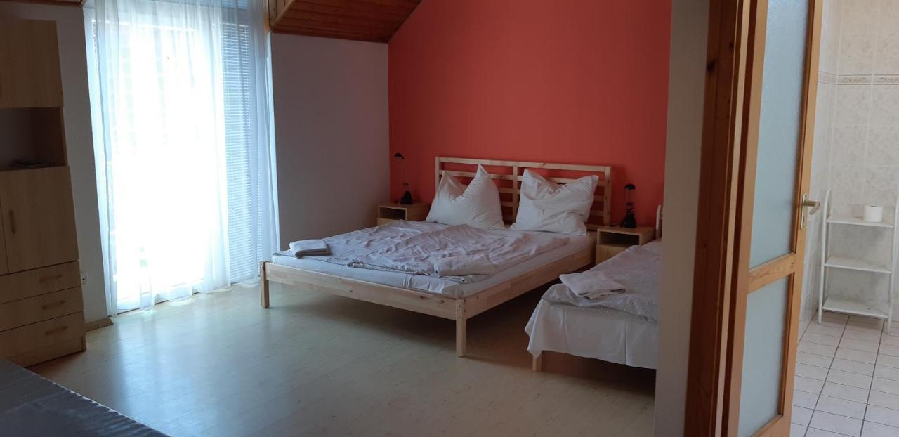 Готель Janko Apartman Шіофок Екстер'єр фото